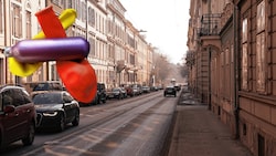 In einer Wohnung in der Grazer Merangasse kam es zu der Tragödie. Fünf leere Schlag-Kapseln stellte die Polizei sicher. Inhaliert wird das Gas oft über einen Luftballon. (Bild: Sepp Pail, Eva Stockner, Krone KREATIV)