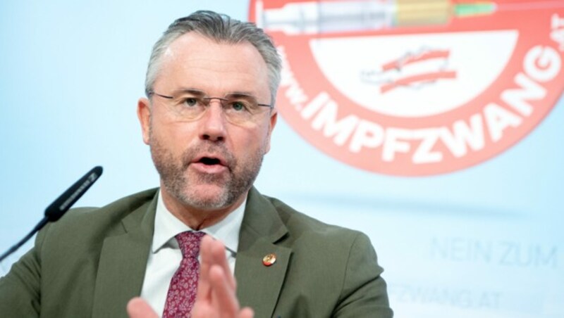 FPÖ-Bundesparteichef Norbert Hofer fordert die Bundesregierung auf, Kontakt zu Russland aufzunehmen. (Bild: APA/ROLAND SCHLAGER)