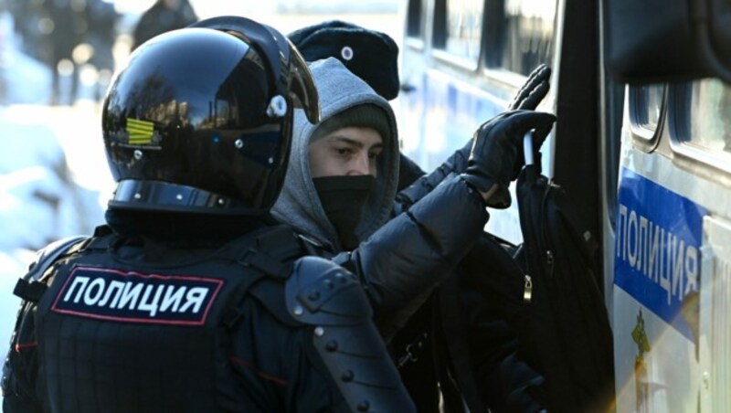 Ein Mann, der vor dem Gerichtsgebäude in Moskau festgenommen wird (Bild: APA/AFP/Kirill KUDRYAVTSEV)