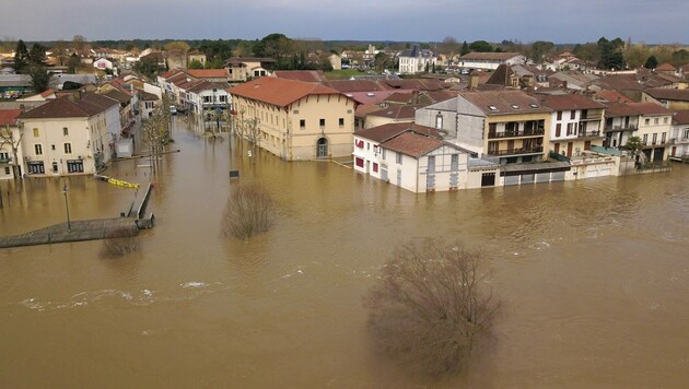 Die Seine führt Hochwasser. Dadurch traten auch Nebenflüsse über die Ufer, wie etwa hier in der Stadt Tartas im Südwesten Frankreichs. (Bild: AFP)