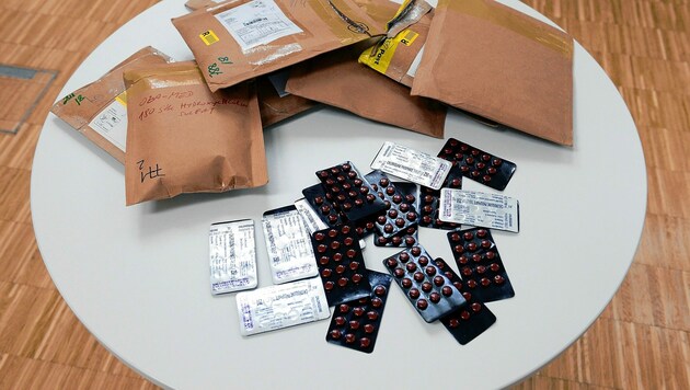 Einige der vom Zoll beschlagnahmten Pillen-Sendungen (Bild: BMF)