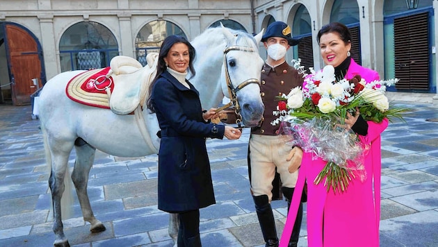 Hofreitschulen-Chefin Sonja Klima mit Sopranistin Anna Netrebko (Bild: Starpix / Alexander Tuma)