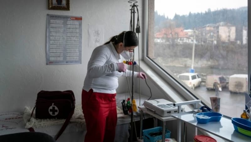 Die Ukraine kämpft darum, die Coronavirus-Pandemie einzudämmen. Da das Gesundheitssystem überlastetet ist, geht medizinisches Personal von Tür zu Tür, um dringend benötigte Hilfe zu leisten. (Bild: AP/Evgeniy Maloletka)