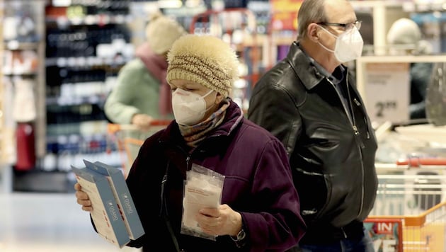 Laut Gesundheitsministerium sollen alle Menschen über 65 Jahren bis Mitte Februar kostenlose FFP2-Masken erhalten. (Bild: AP)