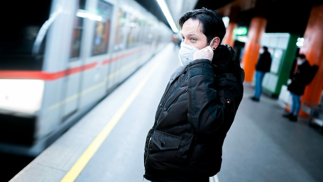 Seit 25. Jänner gilt im öffentlichen Verkehr der Wiener Linien das verpflichtende Tragen von FFP2-Masken. (Bild: APA/GEORG HOCHMUTH)