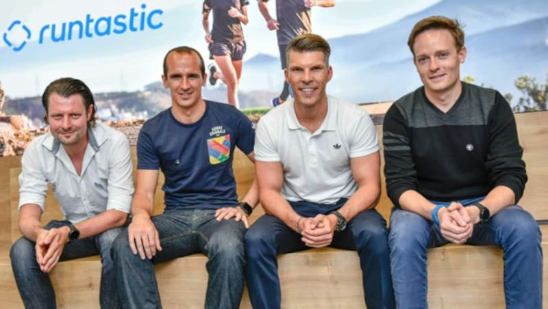 Ein Bild aus dem Jahr 2017: die Runtastic-Gründer Alfred Luger, Christian Kaar, Florian Gschwandtner und René Giretzlehner (v. l.) im Büro des Paschinger Fitness-App-Spezialisten. (Bild: Markus Wenzel)