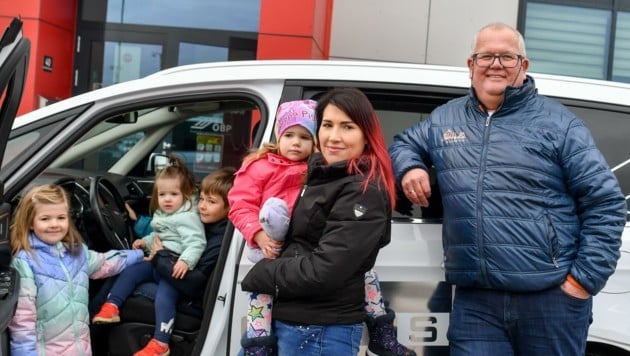 „Etzi-Haus“-Chef Maximilian Etzenberger bei der Übergabe des Autos an Karin und ihre Kinder (Bild: Dostal Harald)