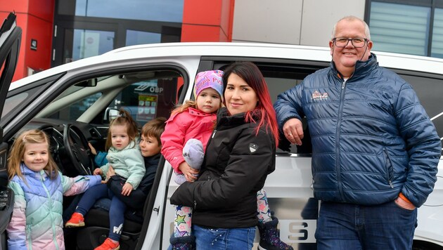 „Etzi-Haus“-Chef Maximilian Etzenberger bei der Übergabe des Autos an Karin und ihre Kinder (Bild: Dostal Harald)