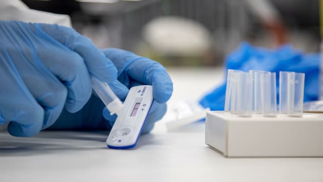 Fast die Hälfte aller positiven Antigen-Checks stellt sich nach dem PCR-Test als falsch heraus (Bild: Berger Susi)