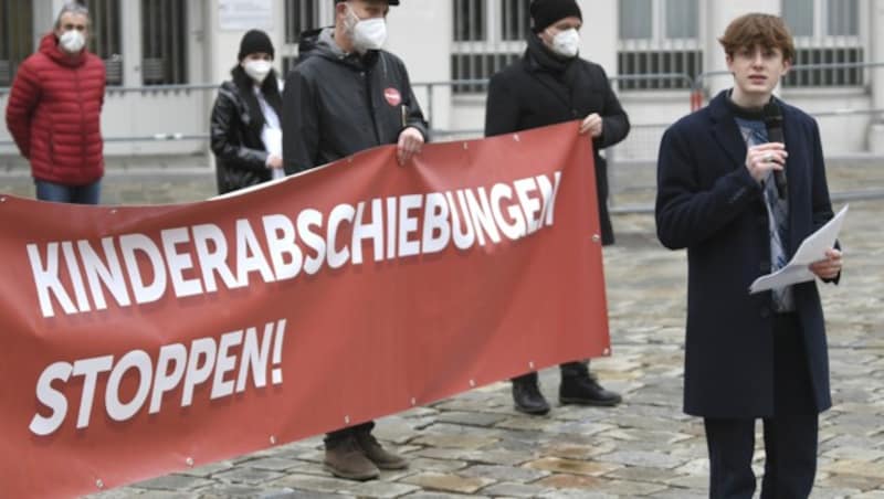 Mit einer kleinen Kundgebung hat am Mittwochnachmittag die Volkshilfe gegen die Abschiebung von Kindern und für entsprechende Gesetzesänderungen demonstriert. Hier am Bild: Theo Haas, Schulkamerad von Tina. (Bild: APA/ROLAND SCHLAGER)