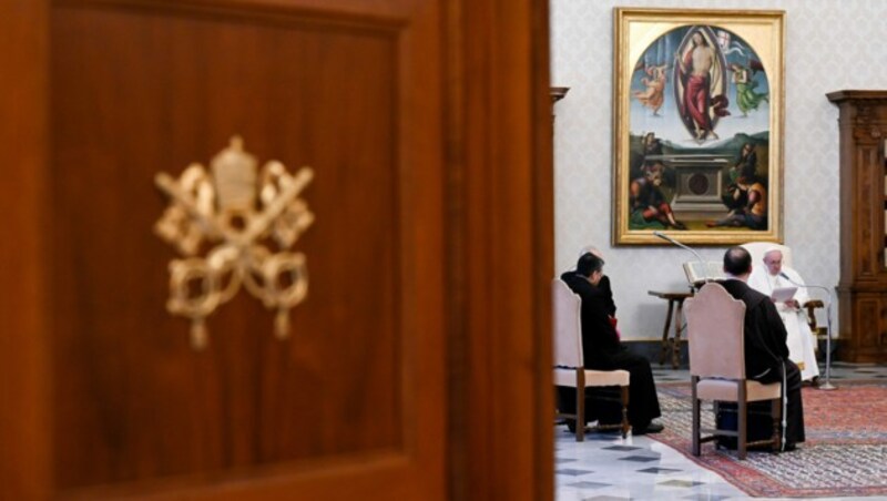 Auch der Papst arbeitet im Homeoffice - wie hier am 3. Februar. (Bild: AFP/Vatican Media)