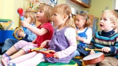 Nur etwa jedes zweite Kind hat im Kindergarten eine Betreuung, die den Eltern eine Vollzeit-Berufstätigkeit ermöglicht. (Bild: stock.adobe.com)