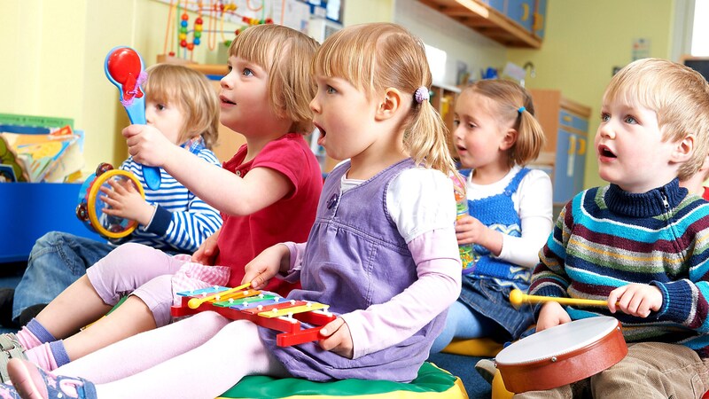 Nur etwa jedes zweite Kind hat im Kindergarten eine Betreuung, die den Eltern eine Vollzeit-Berufstätigkeit ermöglicht. (Bild: stock.adobe.com)