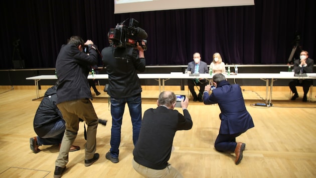 Das Medieninteresse am Auftritt des Ex-Bankers mit seiner Frau war groß. (Bild: Grammer Karl)