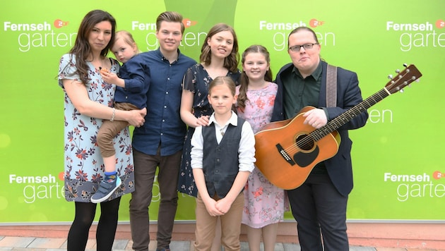 Angelo Kelly mit seiner Familie nach einem Auftritt im ZDF-„Fernsehgarten“ 2019 (Bild: Zengel, Dirk / Action Press / picturedesk.com)