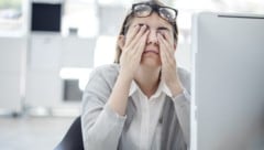 Laut einer Umfrage ist jede zweite befragte Frau (54 Prozent) regelmäßig müde und erschöpft.