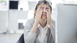 Laut einer Umfrage ist jede zweite befragte Frau (54 Prozent) regelmäßig müde und erschöpft.