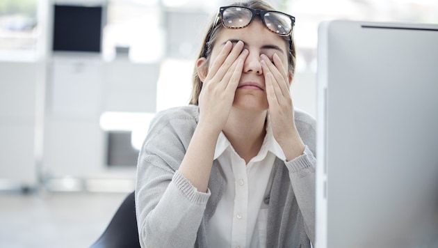 Laut einer Umfrage ist jede zweite befragte Frau (54 Prozent) regelmäßig müde und erschöpft.