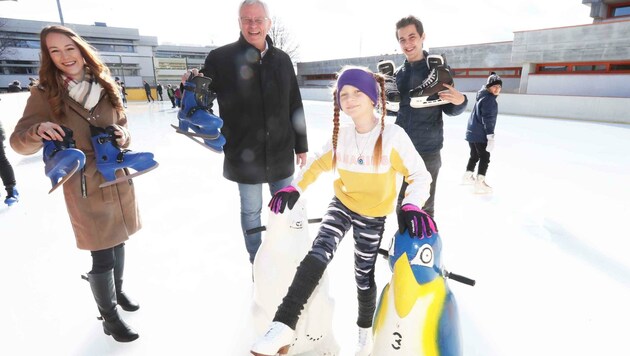 In Eisenstadt lädt Bürgermeister Steiner Kinder in den Ferien zum gratis Eislaufen ein. (Bild: Judt Reinhard)