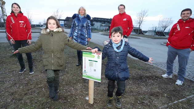 Stadtchefin Elisabeth Böhm (Mitte) freut sich mit Emma und Paul über den Bewegungsparcours. (Bild: Judt Reinhard)