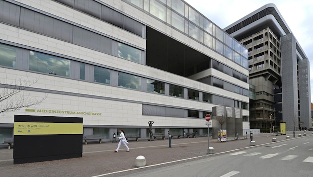 Der verletzte Radfahrer wurde in die Innsbrucker Klinik eingeliefert.  (Bild: APA/Robert Parigger)