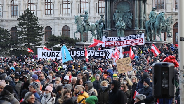 An dieser Anti-Corona-Demo am 16. Jänner am Wiener Heldenplatz soll der Ex-Schuldirektor teilgenommen haben (Bild: Karl Schöndorfer TOPPRESS)