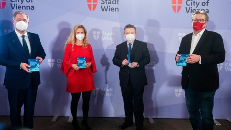 WKW-Präsident Walter Ruck, Angela Hengsberger (LEAD Horizon GmbH), Bürgermeister Michael Ludwig und StR Peter Hacker (v.l.n.r.) (Bild: APA/GEORG HOCHMUTH)