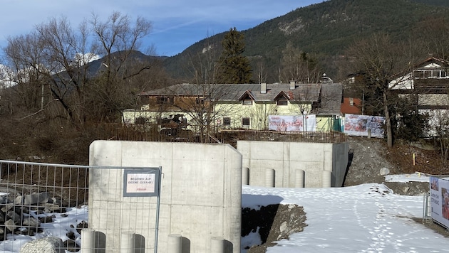 Im Zirler Schlossbach stehen Pfeiler, Fertigstellung unklar (Bild: Liebl Daniel)