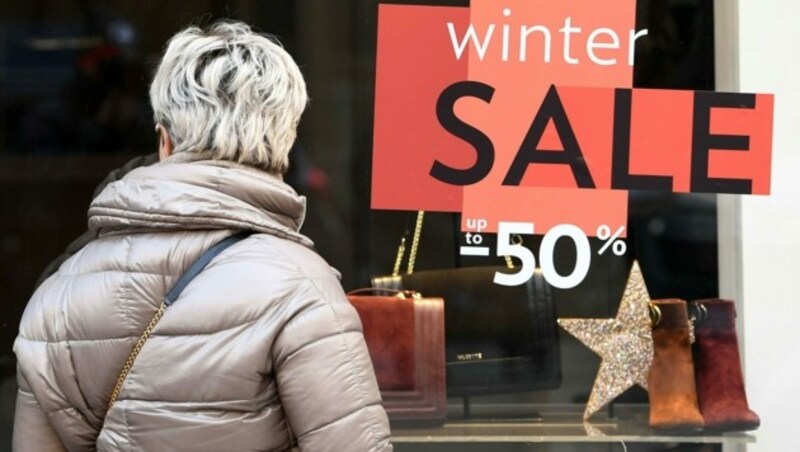 Der Handel wird am Montag, 8. Februar, wieder öffnen. Viele Anbieter locken dann mit Rabatten. (Bild: APA/HELMUT FOHRINGER)