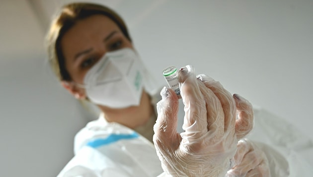Diese Mitarbeiterin in Serbien bereitet eine Spritze mit dem Impfstoff von Sinopharm vor. (Bild: AFP)