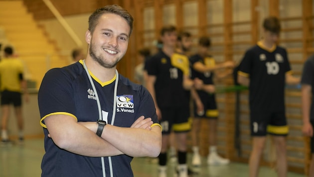 Sebastian Vonach ist nicht nur der Präsident des Volleyballclub Wolfurt - seit Ende Dezember trainiert der 26-Jährige auch das Herrenteam, das am Sonntag wieder in der zweiten Bundesliga angreift. (Bild: Maurice Shourot)