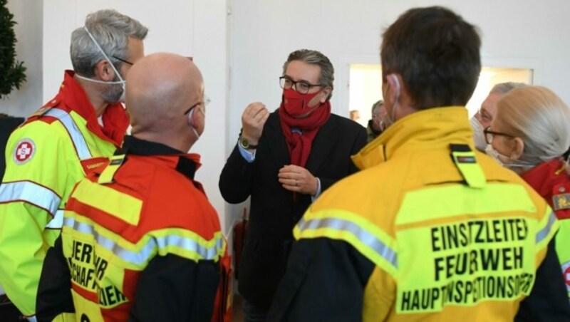 Gesundheitsstadtrat Peter Hacker in der Corona-Teststraße beim Schloss Schönbrunn (Bild: APA/HELMUT FOHRINGER)