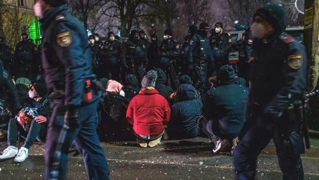 Vergangene Woche rückte ein Polizei-Großaufgebot in Wien aus, um drei Schülerinnen und ihre Familien abzuschieben. Ein Protest von Mitschülern wurde von den Beamten aufgelöst. Seitdem ist die Asyl-Debatte in der Bundespolitik neu entflammt. (Bild: CHRISTOPHER GLANZL)