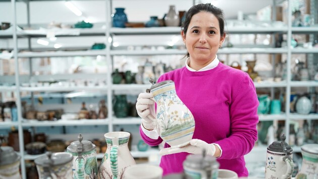 Veronika Schreck von der Landes-Kultur-GmbH sichtet die Keramik-Sammlung im neuen Depot und überzeugt sich vom Zustand der Stücke. Eine sehr zeitaufwändige Arbeit. (Bild: Wenzel Markus)