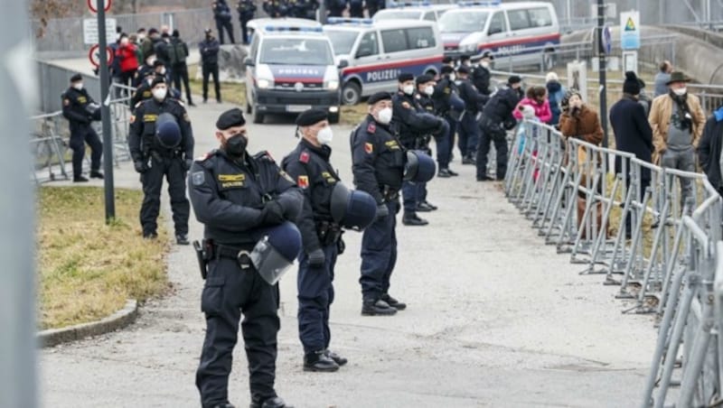 Rund 200 Polizisten waren vor Ort im Einsatz. (Bild: Tschepp Markus)