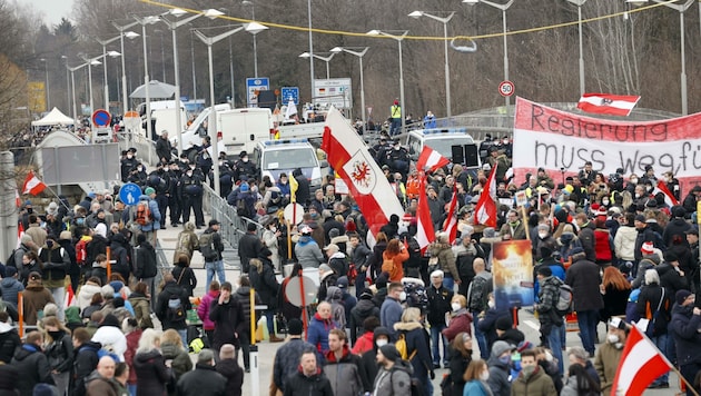 Auf Salzburger Seite fanden sich 500 Demonstranten ein, auf deutscher Seite rund 1500. (Bild: Tschepp Markus)