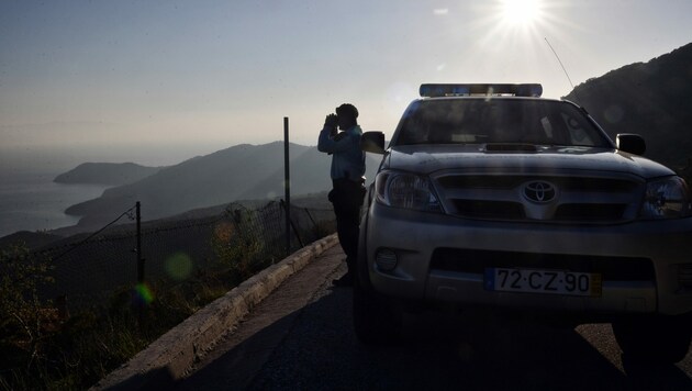 Ein Frontex-Mitarbeiter im Einsatz an der Grenze (Symbolbild) (Bild: LOUISA GOULIAMAKI / AFP)