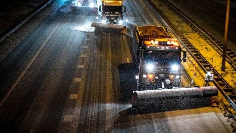 Heftige Schneefälle sorgen auch in den Niederlanden für Verkehrschaos. (Bild: APA/AFP/ANP/ROB ENGELAAR)