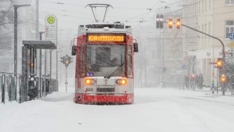 In Halle an der Saale stoppte der Schnee die Straßenbahnen. (Bild: APA/AFP/JENS SCHLUETER)