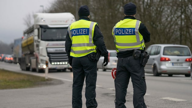 Bundespolizisten kontrollieren den Einreiseverkehr nach Deutschland. (Bild: APA/dpa/Tobias C. Köhler)