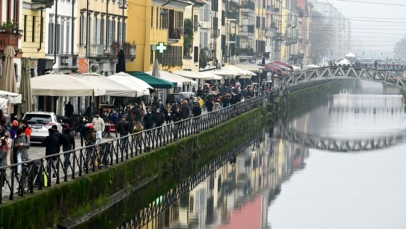 Menschen am Kanal Naviglio in Mailand (Bild: APA/AFP/Miguel Medina)