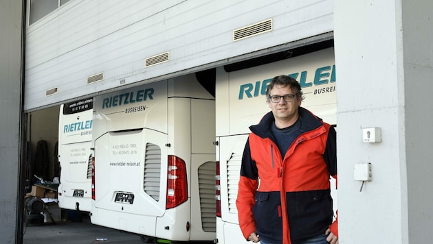 Rietzler vor seiner Garage (Bild: Andreas Fischer)