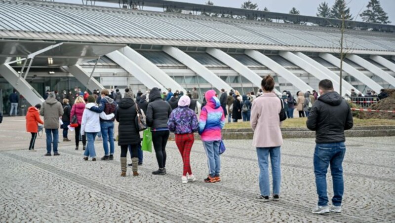 Warteschlangen vor dem Linzer Design Center. (Bild: © Harald Dostal)