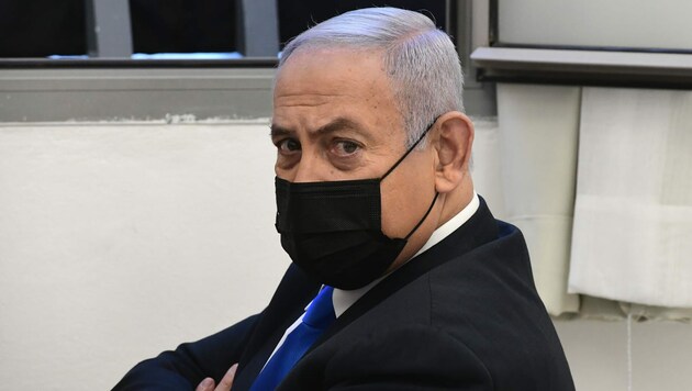 Israels Premier Benjamin Netanyahu musste am Montag persönlich vor Gericht erscheinen. (Bild: AP)
