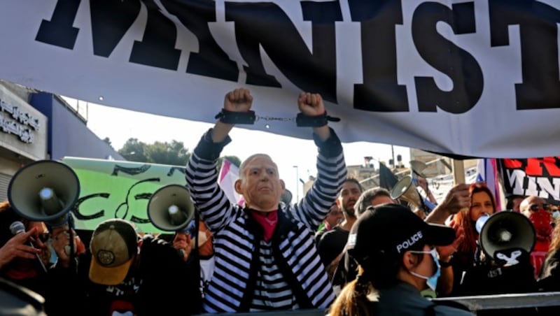 Demonstrationen gegen Netanyahu vor dem Gerichtsgebäude (Bild: AFP)