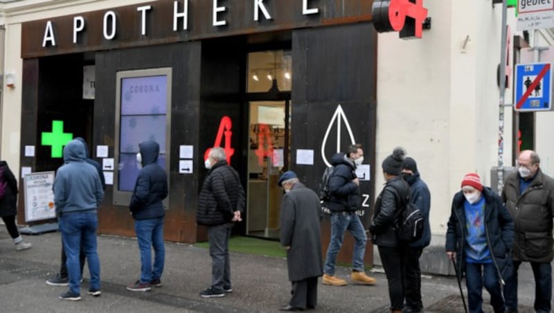 Eine Menschenschlange vor einer Covid-Teststation in einer Apotheke (Bild: APA/Roland Schlager)