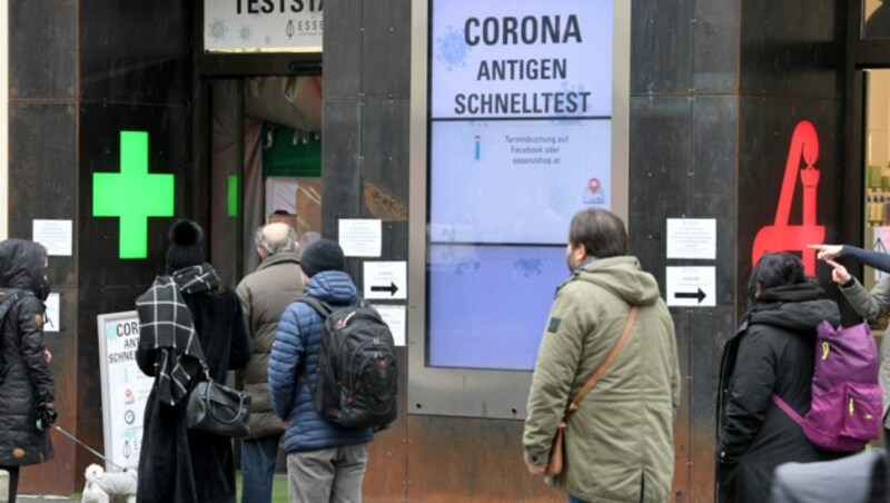 Eine Menschenschlange vor einer Covid-19-Teststation in einer Apotheke in Wien (Bild: APA/Roland Schlager)