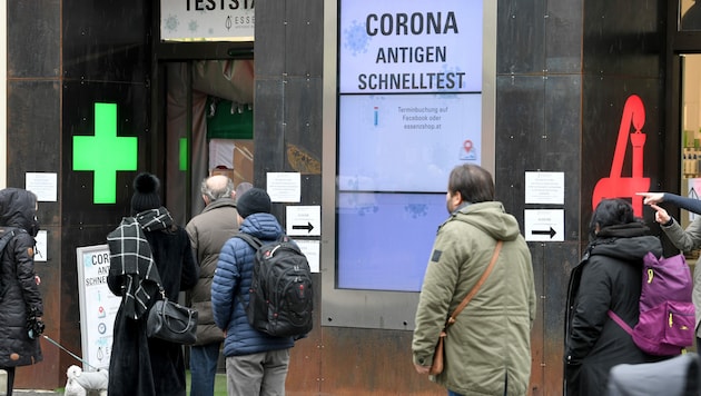 Eine Menschenschlange vor einer Covid-19-Teststation in einer Apotheke in Wien (Bild: APA/Roland Schlager)
