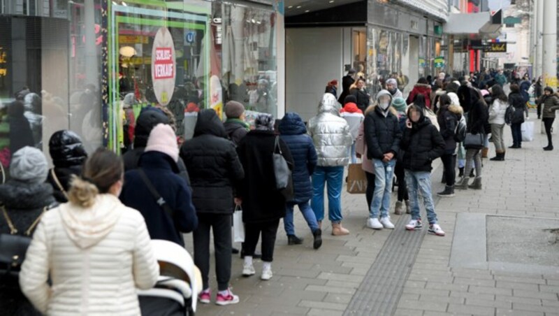 Eine Menschenschlange vor einem Geschäft auf der Mariahilfer Straße in Wien (Bild: APA/ROLAND SCHLAGER)