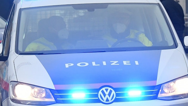 Die Polizisten kamen in Linz als Partycrasher - natürlich mit Maske (Bild: P. Huber)